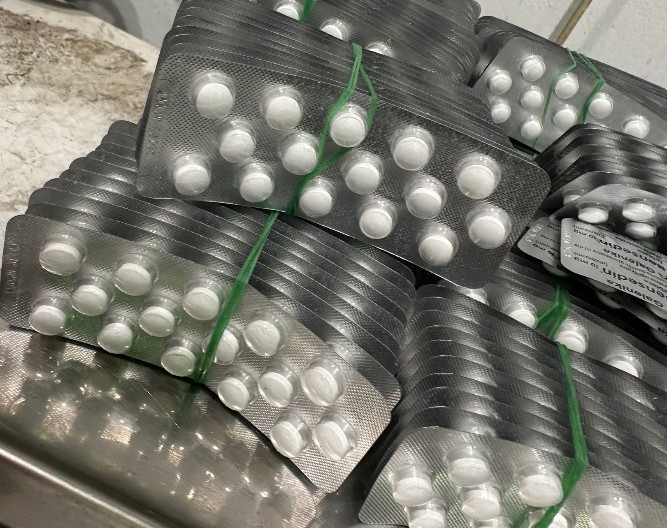 ŠVERCOVAO 75.000 TABLETA DROGE I 26 LITARA DOMAĆE RAKIJE Srbin „pao" na Bajakovu