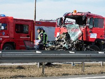 VATROGASCI SEKU SMRSKANI AUTO DA IZVUKU POVREĐENOG Težak sudar kamiona i automobila na putu Kuzmin–Bosut