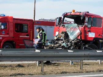 VATROGASCI SEKU SMRSKANI AUTO DA IZVUKU POVREĐENOG Težak sudar kamiona i automobila na putu Kuzmin–Bosut