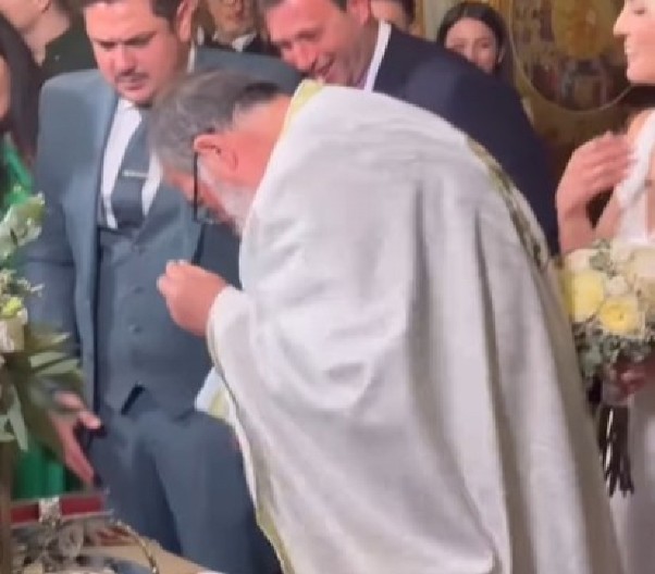 VENČANJE KOJE JE POSTALO HIT NA MREŽAMA Sveštenik izgubio nešto što se NE GUBI – a mlada i mladoženja nisu mogli da veruju! (VIDEO)