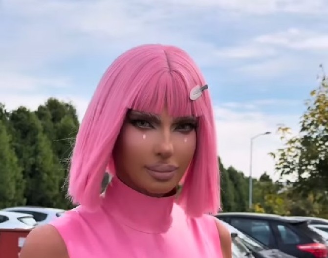 KARLEUŠA U ROZE LATEKTU BEZ BRUSA! Pevačica došla na snimanje Pinkovih zvezda, prisutni je u neverici posmatrali (VIDEO)