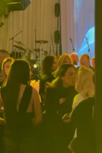 ĆERKU (18) POLJUBILA U USTA! Svi šokirani potezom Nataše Bekvalac! (VIDEO)