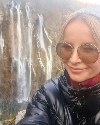 POLICIJSKI INSPEKTOR NE ŠTEDI NI DINARA ZA PEVAČICU Ostavila je kolegu, zaljubila se i dobila nekretninu od 1.269 metara kvadratnih