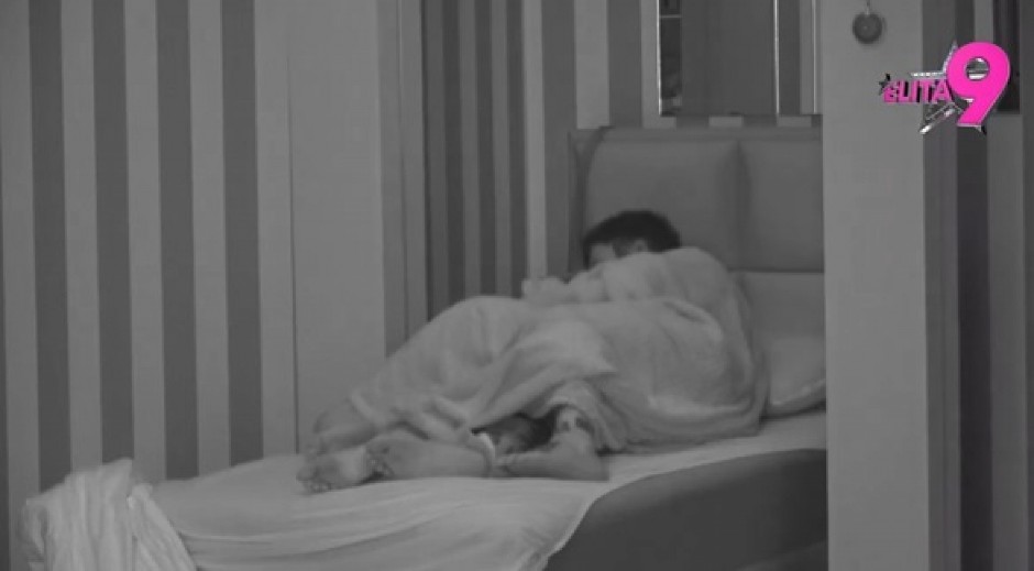 SKANDAL U ELITI! Pokrivač im spao tokom vrele akcije, sve sevnulo pred kamerama (VIDEO)