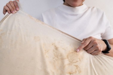 SVI PEREMO POSTELJINU, ALI ZABORAVLJAMO JASTUKE Pravi su rasadnik grinja, prašine i znoja, evo kako da ih osvežite!