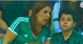 SNIMILI SU JE NA UTAKMICI KAKO NEŠTO ŠAPUĆE SVOM SINU Onda je ceo stadion zanemeo od tuge i svi su počeli da plaču