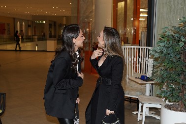 CRNI MANTIL ILI PREDIMENZIONIRANI SAKO, ŠTA VAM JE LEPŠE? Čij stajling vam se više sviđa, Eminin ili Jelenin?