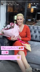 VODITELJKA ZA ROĐENDAN DOBILA DŽIP OD 60.000 EVRA Javno se pohvalila luksuznim poklonom, ne skida osmeh sa lica! (FOTO)