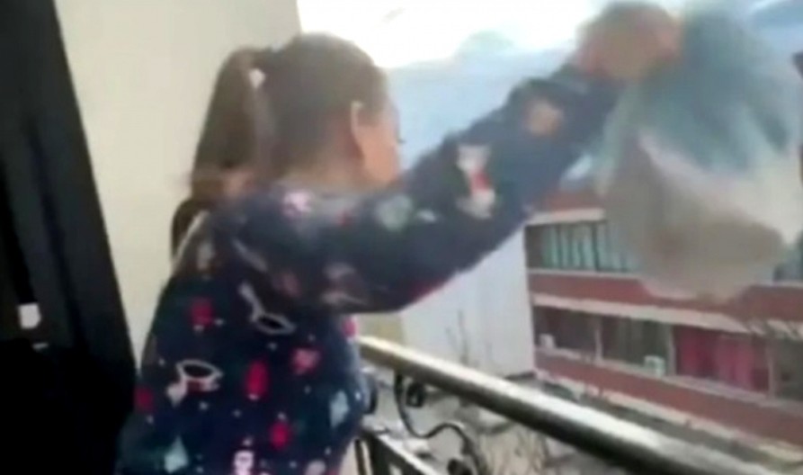 PEVAČICA SA TERASE BACA SMEĆE NA ULICU! Javnost šokirana njenim postupkom: "Kakvo nevaspitanje" (VIDEO)