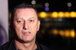 ŠAKU POLUMENTI PRETE I PSUJU MRTVE RODITELJE Tvrdi da je za sve odgovoran ovaj pevač: "Moji drugovi su mu dali mnogo para!"