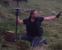 ISPOD ZEMLJE PRONAŠAO ZARĐALI METALNI LONAC Kad ga je otvorio, ostao je bez reči