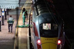 BEŽALI SU IZ KRVAVIH VAGONA OD UBICE! Detalji stravičnog napada u Londonu, dvoje još uvek u kritičnom stanju!