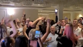 "VARAJU MUŽEVE U MOJOJ KAFANI, DOVODE ŠVALERE" Pevač raskrinkao koleginice: "Dolaze na prenoćište"