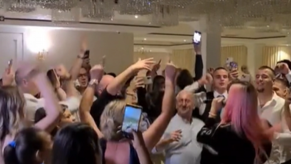 "VARAJU MUŽEVE U MOJOJ KAFANI, DOVODE ŠVALERE" Pevač raskrinkao koleginice: "Dolaze na prenoćište"