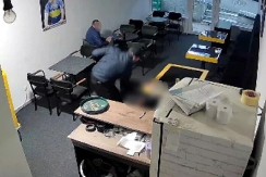 UZNEMIRIJUĆI VIDEO! POJAVIO SE SNIMAK BRUTALNOG PREBIJANJA U KAFIĆU U BERANAMA: Pogledajte šta radi muškarac za susednim stolom (VIDEO)