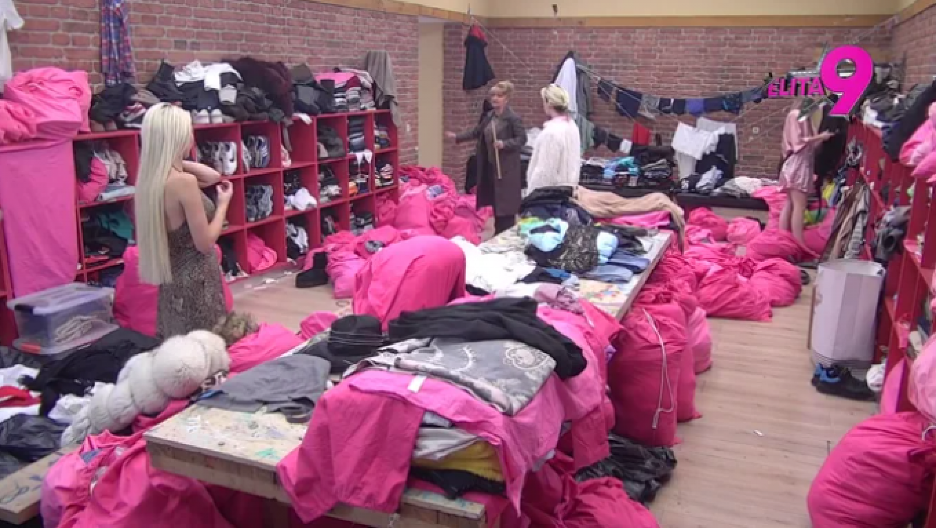 UČESNICI ELITE ISPALE GRUDI U PROGRAMU UŽIVO Sve se videlo, u prostoriji nije bila sama (FOTO)