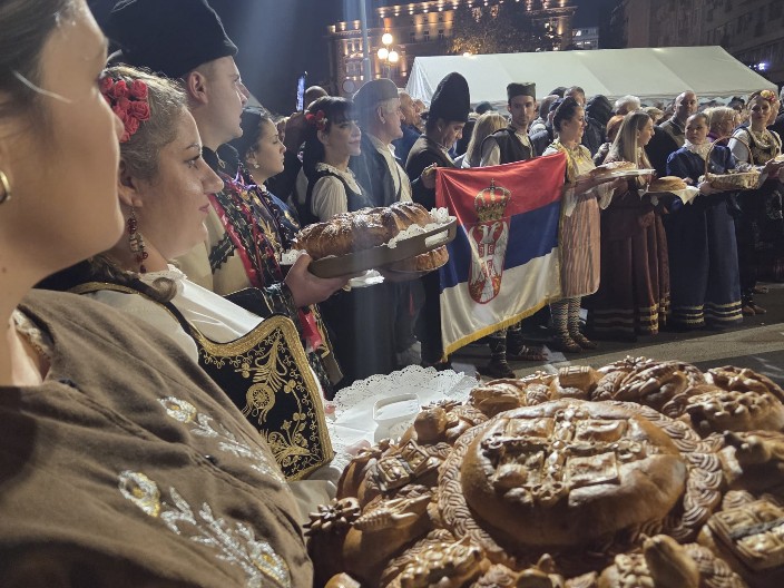 PRIZORI KOJE ĆE SRBIJA PAMTITI ZAUVEK Pogača i so na dočeku Srba sa KiM (FOTO/VIDEO)