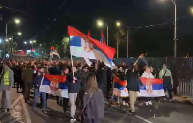 SVI KAO JEDAN UZ PREDSEDNIKA! Ori se ''Aco, Srbine'', Srbi marširaju ka centru! (VIDEO)