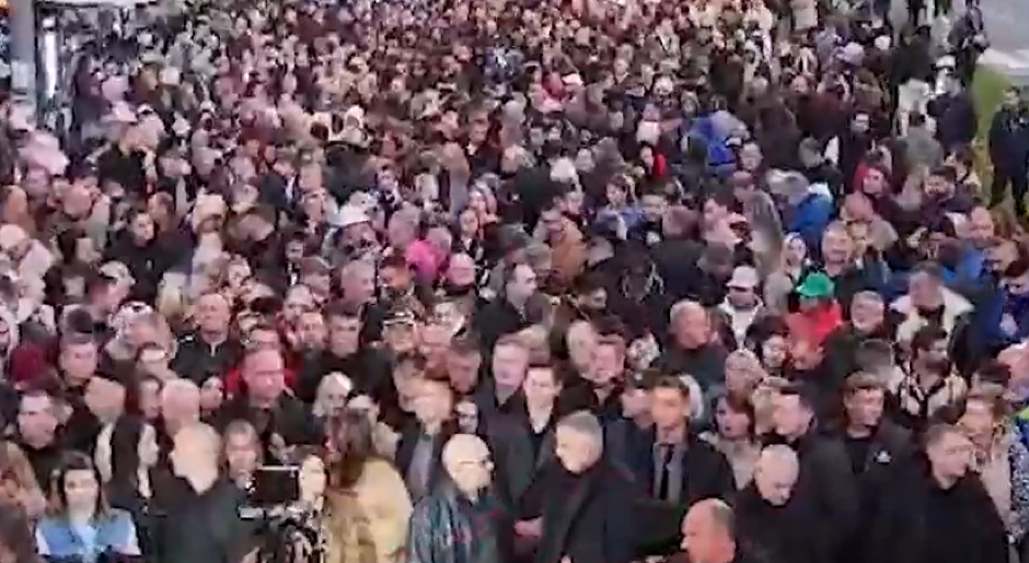 REKA GRAĐANA IDE DA PODRŽI PREDSEDNIKA I DOČEKA HEROJE! Ovo je prikaz jake i moćne Srbije, trobojke se vijore (VIDEO)