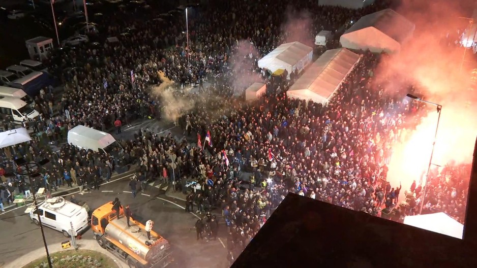 “KOSOVO JE SRBIJA" Pogledajte kako su VELIČANSTVENO dočekani Srbi sa KiM ispred Skupštine (VIDEO)