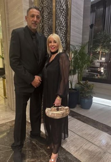 SVE VRVI OD LUKSUZA Vlade Divac sa ženom posetio Saudijsku Arabiju, uskladili stajlinge, ona sva u zlatu! (FOTO)