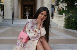 PROCURIO PRIVATNI SNIMAK ĐINE DŽINOVIĆ! Zavodi u krevetu, gole noge u prvom planu, a on između njih (FOTO)