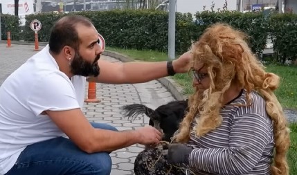 VIDEO KOJI JE RASPLAKAO MILIONE Frizer besplatno preobrazio BESKUĆNICU sa ulice – kraj ćete gledati otvorenih usta! (VIDEO)