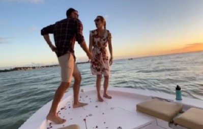 PRSTEN U MORU, DEVOJKA U ŠOKU: Prosidba iz snova pretvorila se u TOTALNI HAOS! (VIDEO)