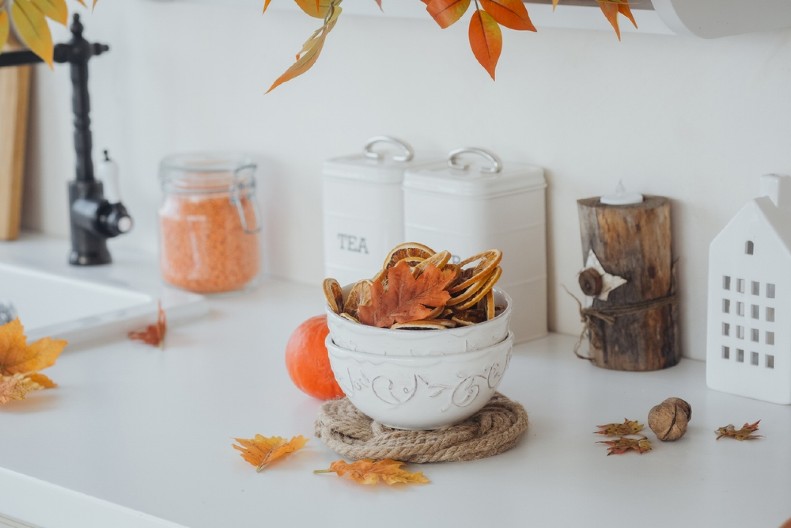 STAVITE OVAJ PREDMET NA STO, I PLIVAĆETE U PARAMA Trik koji svi ignorišu, a privlači pozitivnu energiju u kući!