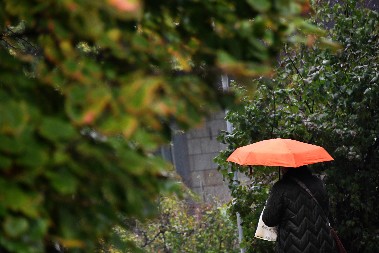 JUTRO POČINJE PLJUSKOVIMA, A EVO ŠTA NAS ČEKA DO KRAJA DANA RHMZ najavio i kad nam dolazi sunčano vreme