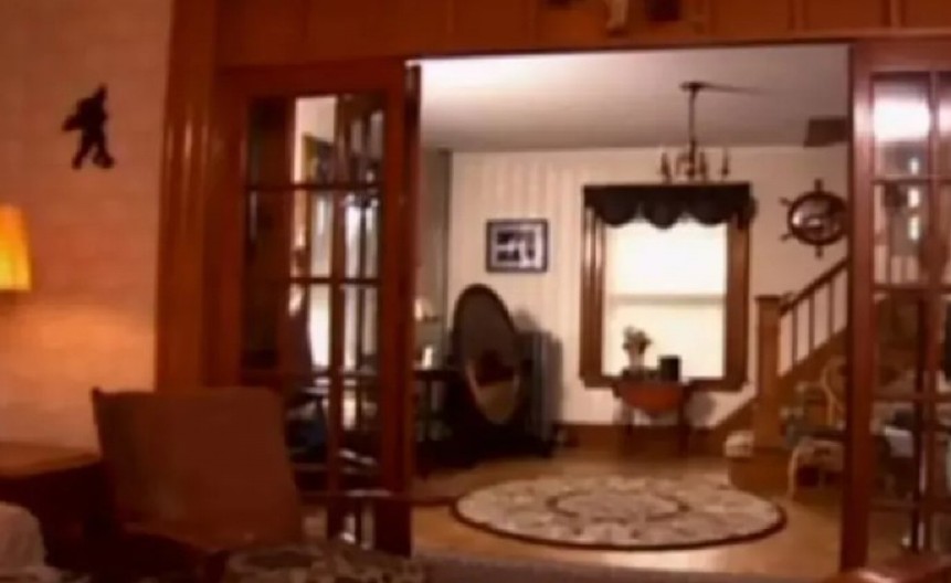 KUPILA STARU KUĆU I OTKRILA SKRIVENU SOBU: Kad je videla šta je unutra, OSTALA JE UKOPANA OD STRAHA! (VIDEO)