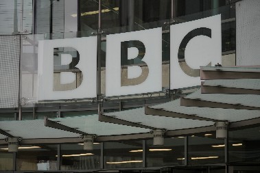 REAGOVAO I BRITANSKI MINISTAR BBC uhvaćen u najvećoj medijskoj prevari, zbog ovoga bi trebalo da budu trajno ukinuti!
