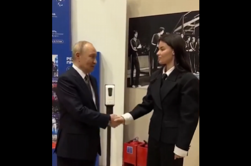 SVI GLEDAJU U PUTINOVU RUKU NA OVOM SNIMKU Potegla se rasprava o zdravlju ruskog predsednika, ljudima OVO zapalo za oko (VIDEO)