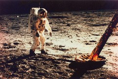 VODITELJ GOVORIO O SLETANJU NA MESEC, PA POKRENUO ŽUČNU RASPRAVU "Ne kažem da se nije dogodilo, ali..."