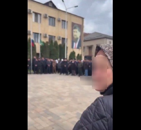 HOROR U ČEČENIJI: 42 osobe povređene kada se drvena platforma sahrane SRUŠILA!