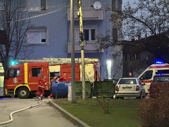 AUTOMOBIL POTPUNO IZGOREO KOD ŠIMANOVACA! Vatra progutala vozilo, saobraćaj ka Beogradu usporen