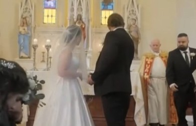 SVEŠTENIK ZABORAVIO NAJVAŽNIJI TRENUTAK NA VENČANJU Mladenci ostali u šoku, reakcija crkve HIT na mrežama! (VIDEO)