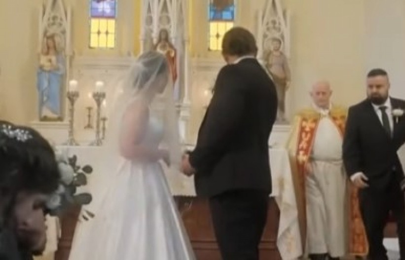 SVEŠTENIK ZABORAVIO NAJVAŽNIJI TRENUTAK NA VENČANJU Mladenci ostali u šoku, reakcija crkve HIT na mrežama! (VIDEO)