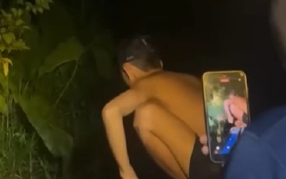 SNIMAK KOJI LEDI KRV U ŽILAMA Turistički vodič pokušao da uhvati divlju zver - sekund kasnije ga je povukla u vodu, nije stigao ni da vrišti! (VIDEO)