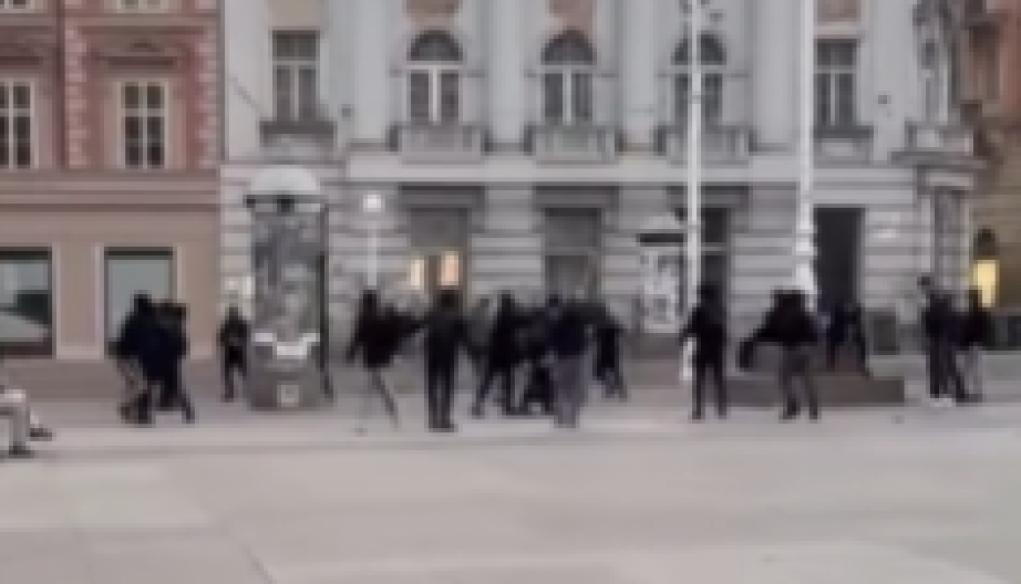 OPŠTI HAOS U CENTRU ZAGREBA! 20 maskiranih mladića u masovnoj tuči, prolaznici sablasnuto posmatrali užas (VIDEO)