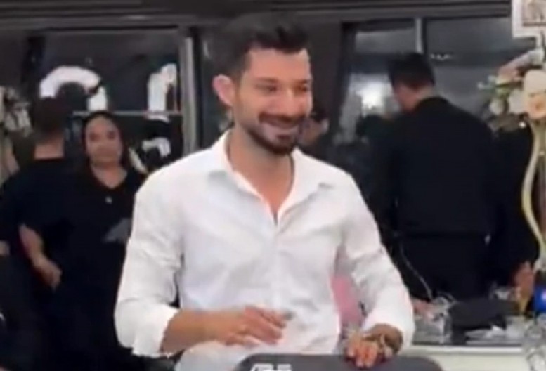 ''BOGAMI, KUM SE ISPRSIO!'' Umesto koverte, rešio da iznenadi mladence NEVEROVATNIM POKLONOM - gosti u neverici! (VIDEO)