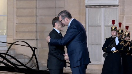 SRDAČAN POZDRAV DVOJICE LIDERA: Ovako je Makron dočekao Vučića (FOTO)