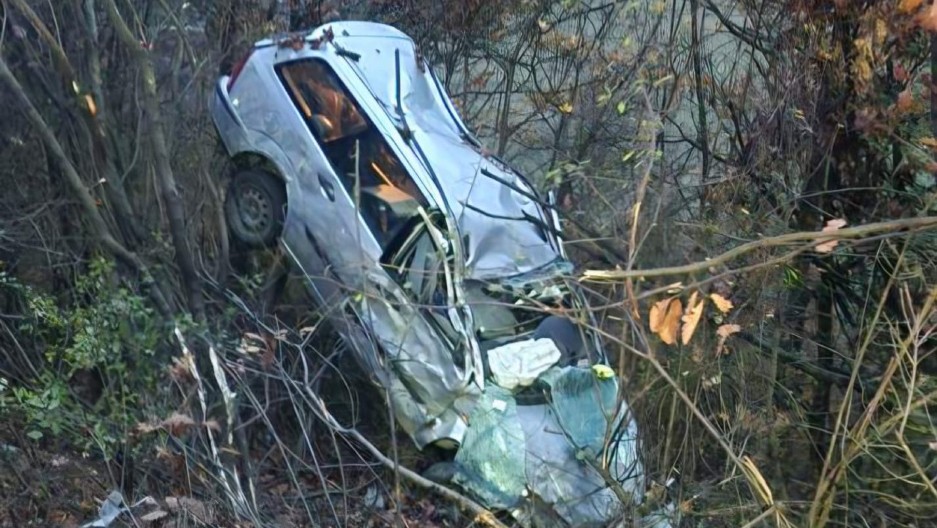 SLETELI SU U PROVALIJU DUBOKU OKO 50 METARA! Jeziva nesreća na putu Prijepolje – Pljevlja