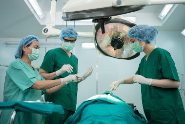 DA LI JE OVO ISTA OSOBA? Pamela (73) se iz bake pretvorila u devojku - posle šokantnog fejsliftinga ni familija je ne prepoznaje!