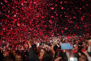 ŽIVEO JE U SIROMAŠTVU, RADIO U FABRICI, A SADA IMA BOGATSTVO PROCENJENO NA 100 MILIONA DOLARA! On je najbogatiji pevač sa naših prostora