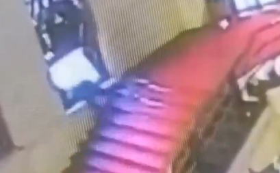 POZNATI POLITIČAR PAO NIZ STEPENICE, PA RAZBIO STAKLO NEPROCENJIVE VREDNOSTI Snimak obišao svet (VIDEO)