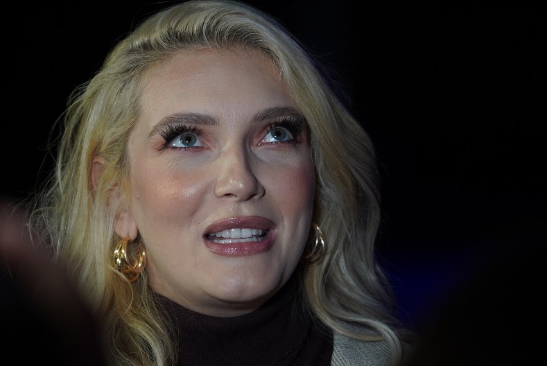 TRUDNA NIKOLINA KOVAČ ODUŠEVILA STAJLINGOM NA MIRZINOM KONCERTU U sedmom mesecu, usudila se na ovakvo modno izdanje (FOTO)