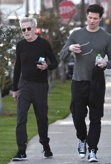 IMAO JE 2 ŽENE I DECU, A ONDA SE ZALJUBIO U POLA VEKA MLAĐEG MUŠKARCA Svi misle da mu je deda, ali oni ne mare za godine