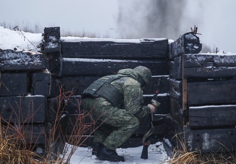 RANJENI RUS SPASAO IKONU IZ PORUŠENE ZGRADE Izneo je na grudima tokom granatiranja Soledara (VIDEO)