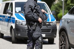 MUŠKARAC ODGRIZAO UHO MLADOJ POLICAJKI! Jeziva scena na ulici